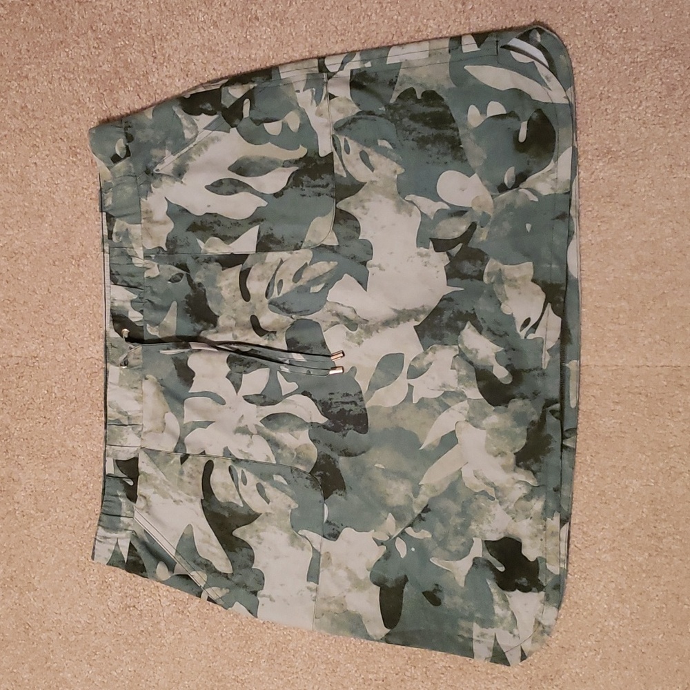 Chico's Zenergy Women's Green Floral Print Skirt.